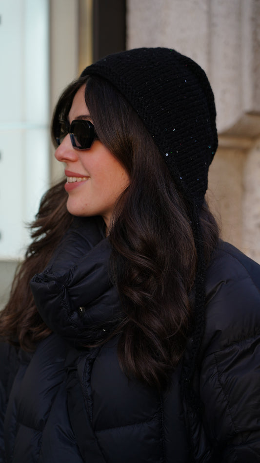 Cappellino nero con le paillettes