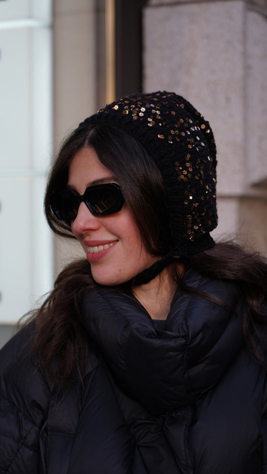 Cappellino nero con le paillettes gold